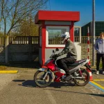 Uczestnicy XXVIII Ogólnopolskiego Młodzieżowego Turnieju Motoryzacyjnego w WORD Skierniewice podczas rywalizacji o awans do finału