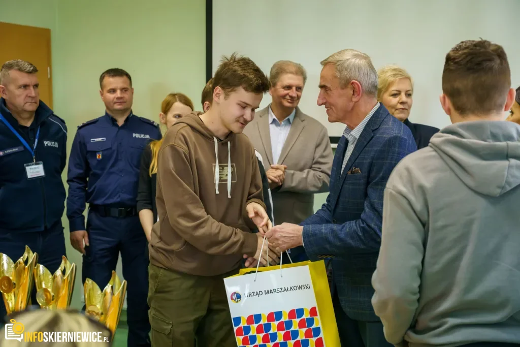 Młodzi mistrzowie kierownicy w Skierniewicach. „Mechanik” dominuje w turnieju, a sześć drużyn rusza na finał do Sieradza 6 Uczestnicy XXVIII Ogólnopolskiego Młodzieżowego Turnieju Motoryzacyjnego w WORD Skierniewice podczas rywalizacji o awans do finału