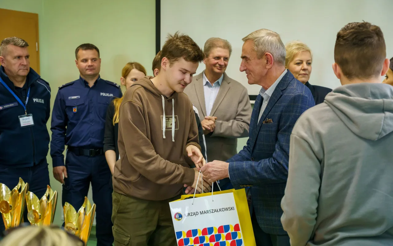 Uczestnicy XXVIII Ogólnopolskiego Młodzieżowego Turnieju Motoryzacyjnego w WORD Skierniewice podczas rywalizacji o awans do finału