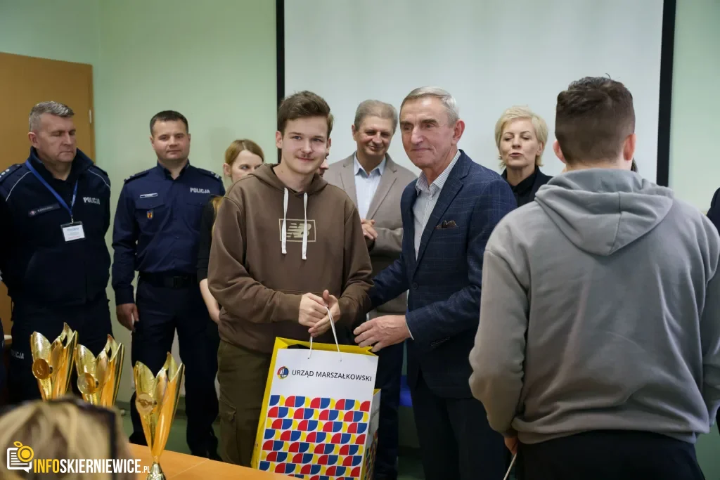 Uczestnicy XXVIII Ogólnopolskiego Młodzieżowego Turnieju Motoryzacyjnego w WORD Skierniewice podczas rywalizacji o awans do finału
