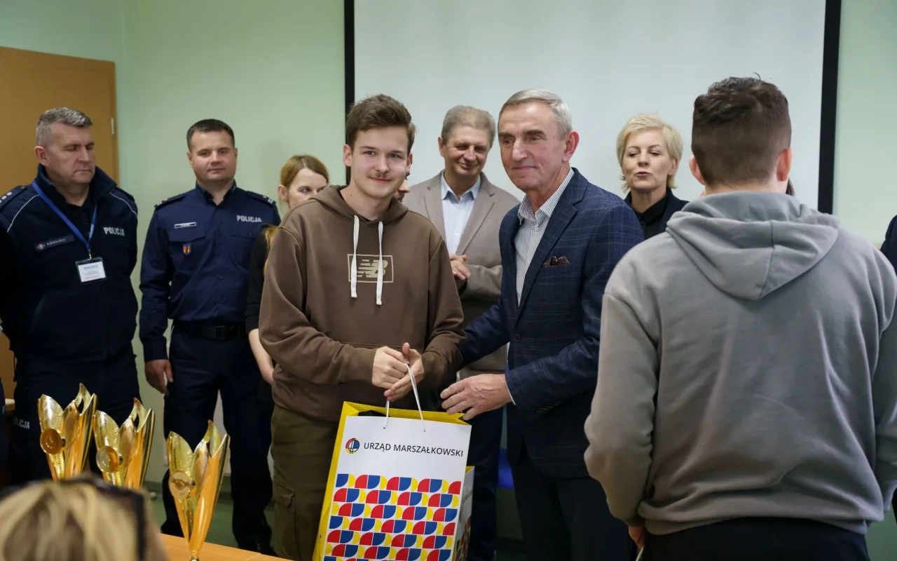 Uczestnicy XXVIII Ogólnopolskiego Młodzieżowego Turnieju Motoryzacyjnego w WORD Skierniewice podczas rywalizacji o awans do finału