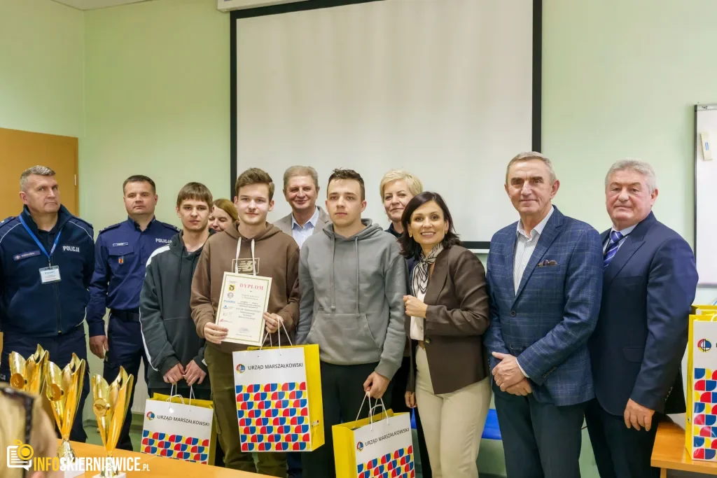 Uczestnicy XXVIII Ogólnopolskiego Młodzieżowego Turnieju Motoryzacyjnego w WORD Skierniewice podczas rywalizacji o awans do finału