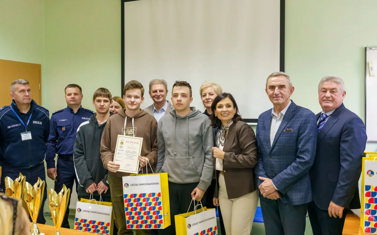 Uczestnicy XXVIII Ogólnopolskiego Młodzieżowego Turnieju Motoryzacyjnego w WORD Skierniewice podczas rywalizacji o awans do finału