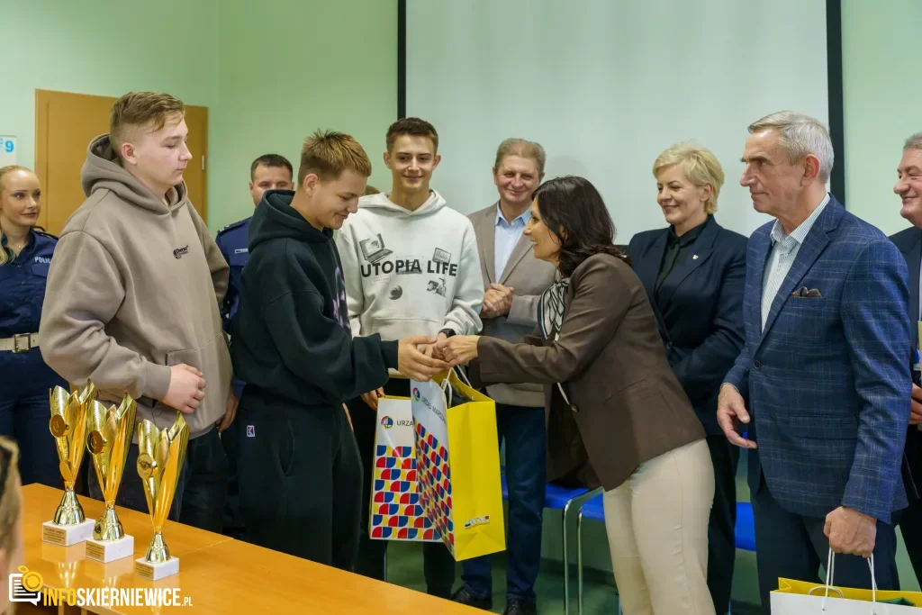 Młodzi mistrzowie kierownicy w Skierniewicach. „Mechanik” dominuje w turnieju, a sześć drużyn rusza na finał do Sieradza 4 Uczestnicy XXVIII Ogólnopolskiego Młodzieżowego Turnieju Motoryzacyjnego w WORD Skierniewice podczas rywalizacji o awans do finału