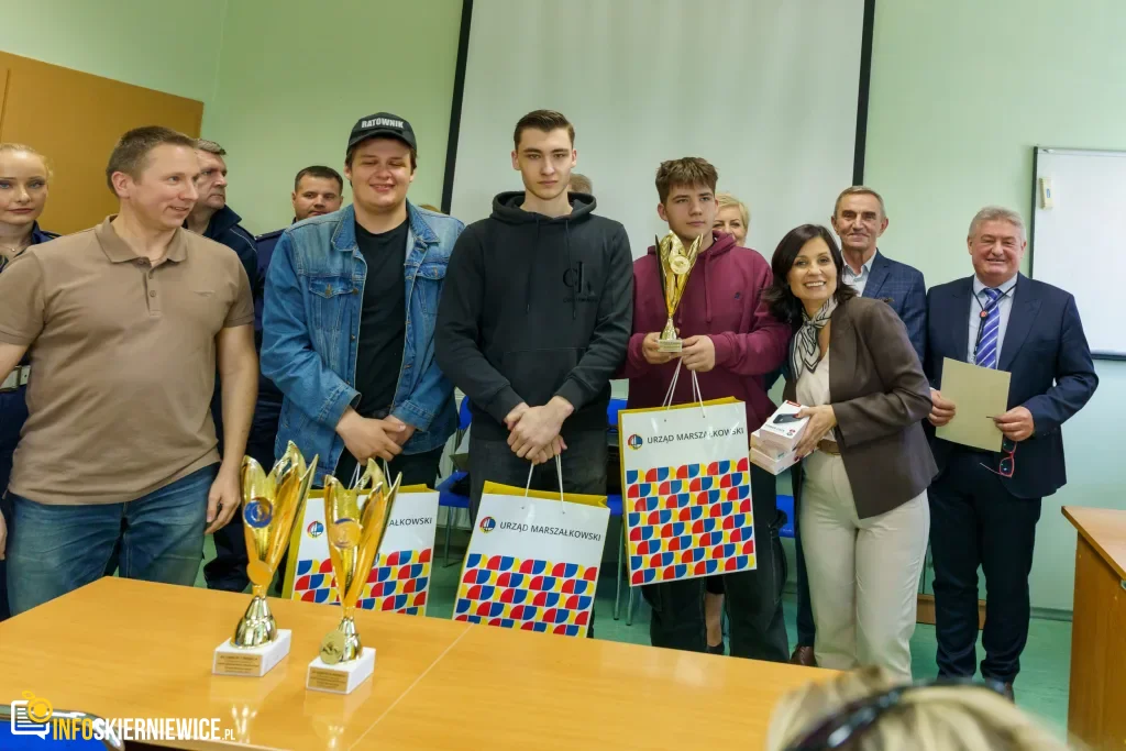 Uczestnicy XXVIII Ogólnopolskiego Młodzieżowego Turnieju Motoryzacyjnego w WORD Skierniewice podczas rywalizacji o awans do finału