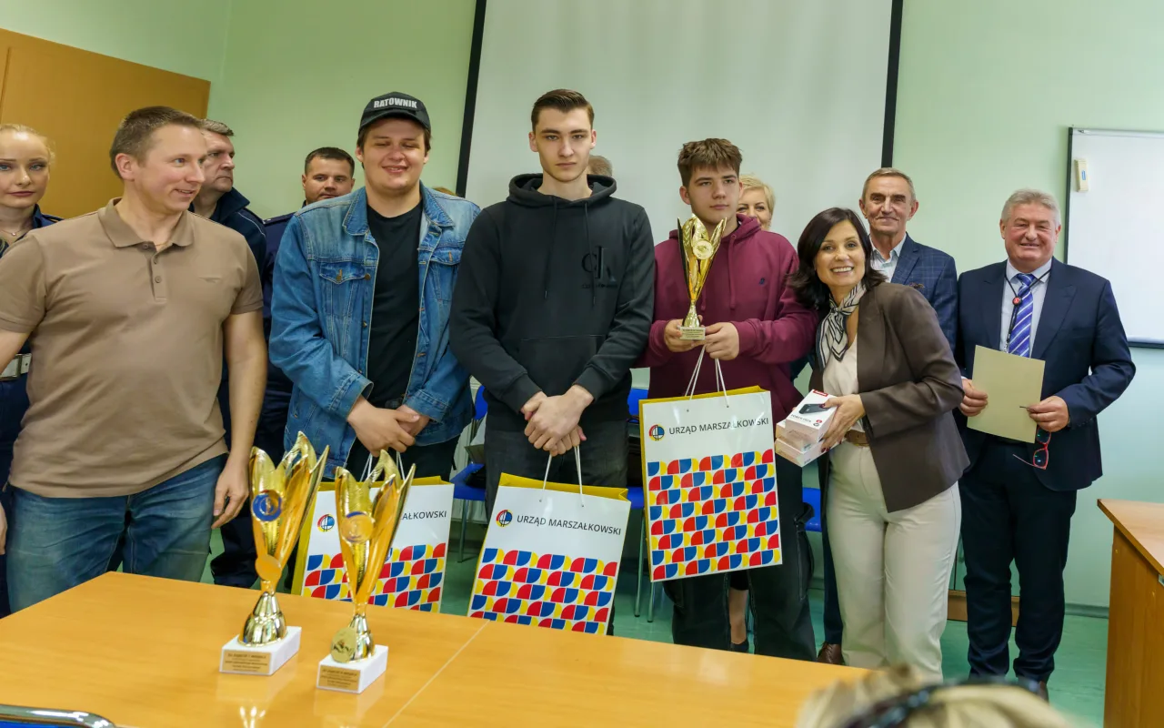 Uczestnicy XXVIII Ogólnopolskiego Młodzieżowego Turnieju Motoryzacyjnego w WORD Skierniewice podczas rywalizacji o awans do finału