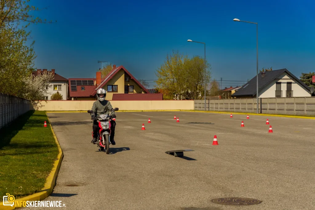 Uczestnicy XXVIII Ogólnopolskiego Młodzieżowego Turnieju Motoryzacyjnego w WORD Skierniewice podczas rywalizacji o awans do finału
