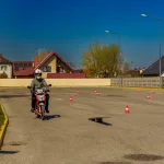 Uczestnicy XXVIII Ogólnopolskiego Młodzieżowego Turnieju Motoryzacyjnego w WORD Skierniewice podczas rywalizacji o awans do finału