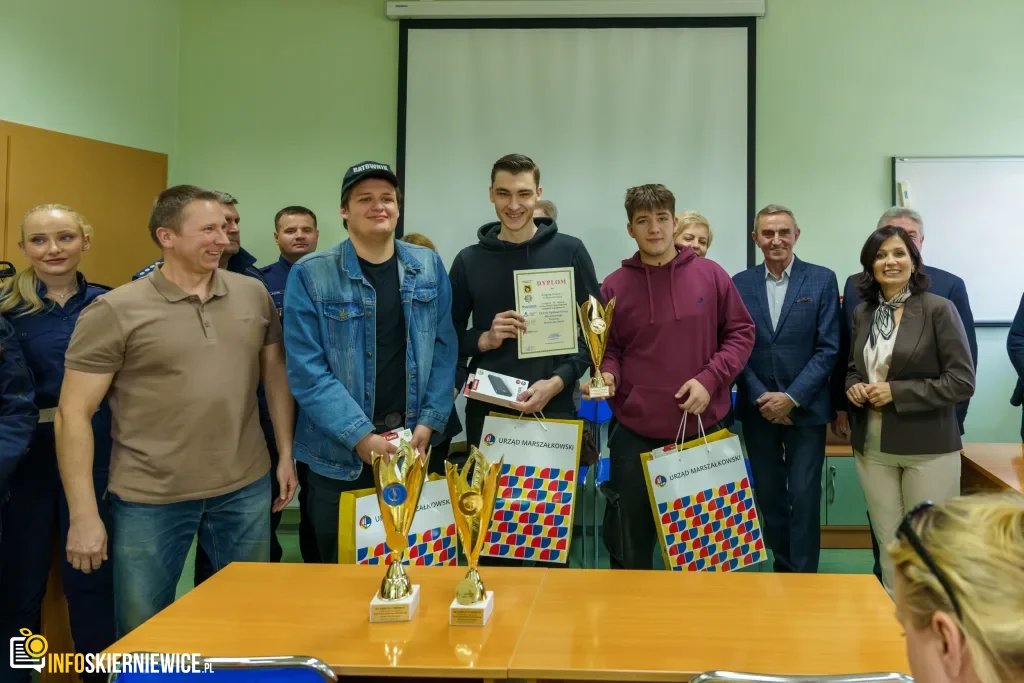 Młodzi mistrzowie kierownicy w Skierniewicach. „Mechanik” dominuje w turnieju, a sześć drużyn rusza na finał do Sieradza 1 Uczestnicy XXVIII Ogólnopolskiego Młodzieżowego Turnieju Motoryzacyjnego w WORD Skierniewice podczas rywalizacji o awans do finału