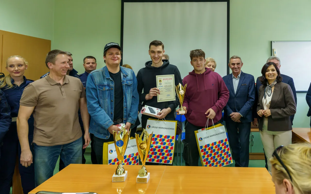 Uczestnicy XXVIII Ogólnopolskiego Młodzieżowego Turnieju Motoryzacyjnego w WORD Skierniewice podczas rywalizacji o awans do finału