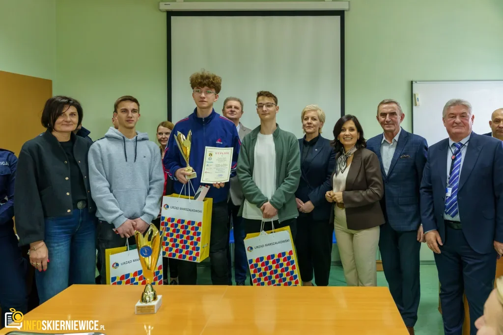 Uczestnicy XXVIII Ogólnopolskiego Młodzieżowego Turnieju Motoryzacyjnego w WORD Skierniewice podczas rywalizacji o awans do finału