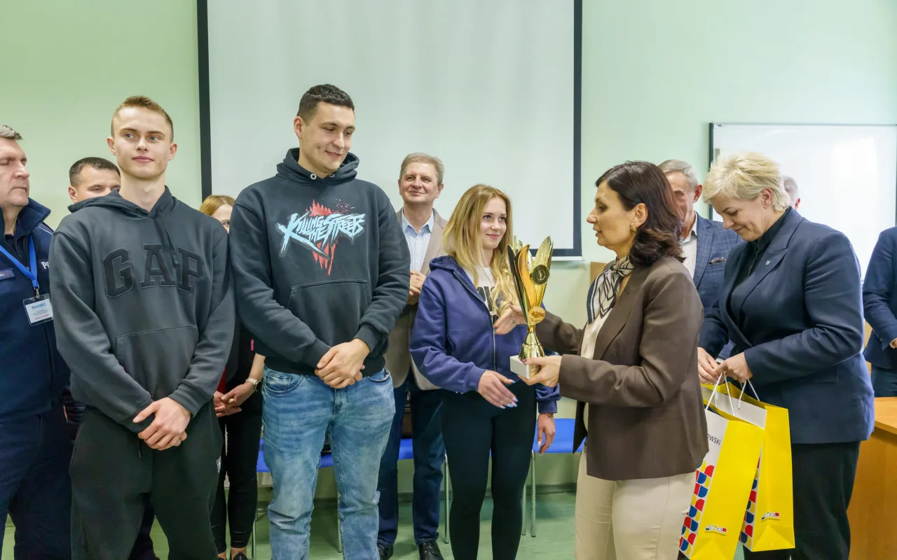 Uczestnicy XXVIII Ogólnopolskiego Młodzieżowego Turnieju Motoryzacyjnego w WORD Skierniewice podczas rywalizacji o awans do finału