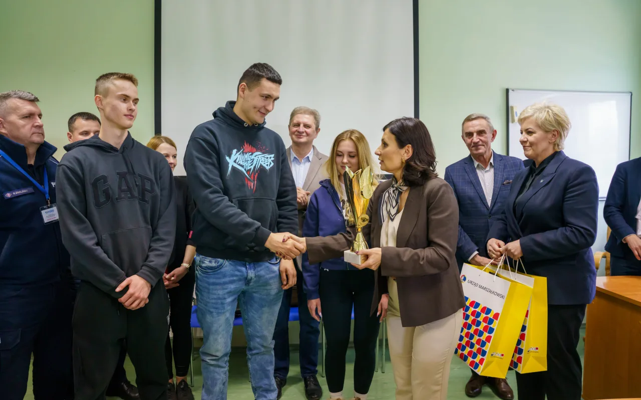 Uczestnicy XXVIII Ogólnopolskiego Młodzieżowego Turnieju Motoryzacyjnego w WORD Skierniewice podczas rywalizacji o awans do finału