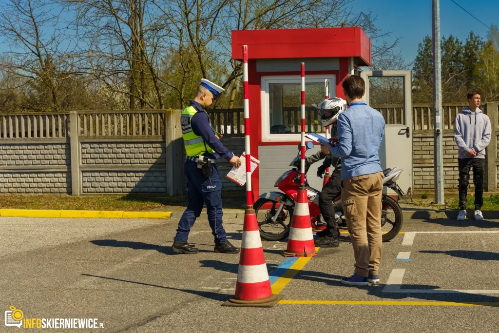 Uczestnicy XXVIII Ogólnopolskiego Młodzieżowego Turnieju Motoryzacyjnego w WORD Skierniewice podczas rywalizacji o awans do finału