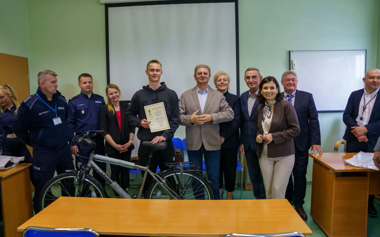 Uczestnicy XXVIII Ogólnopolskiego Młodzieżowego Turnieju Motoryzacyjnego w WORD Skierniewice podczas rywalizacji o awans do finału