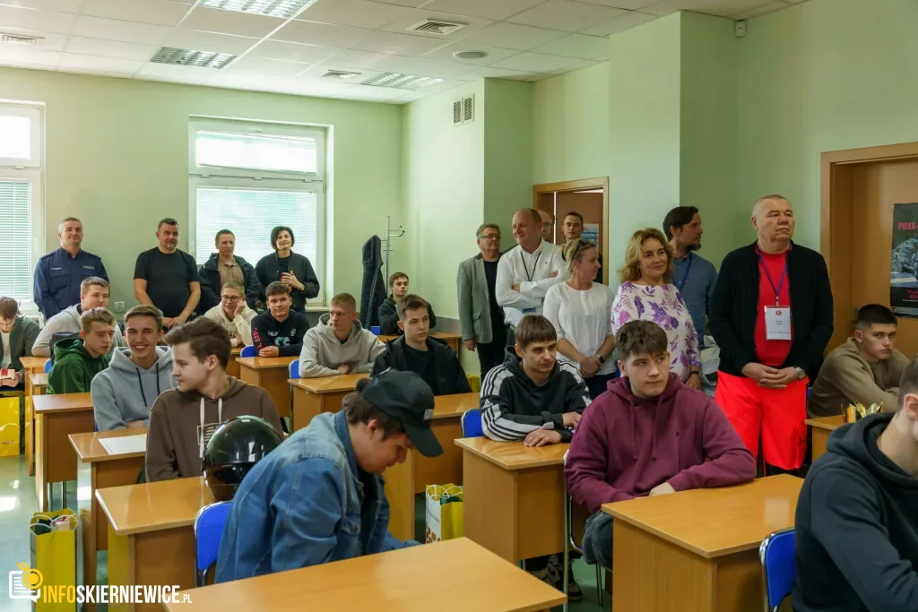 Uczestnicy XXVIII Ogólnopolskiego Młodzieżowego Turnieju Motoryzacyjnego w WORD Skierniewice podczas rywalizacji o awans do finału
