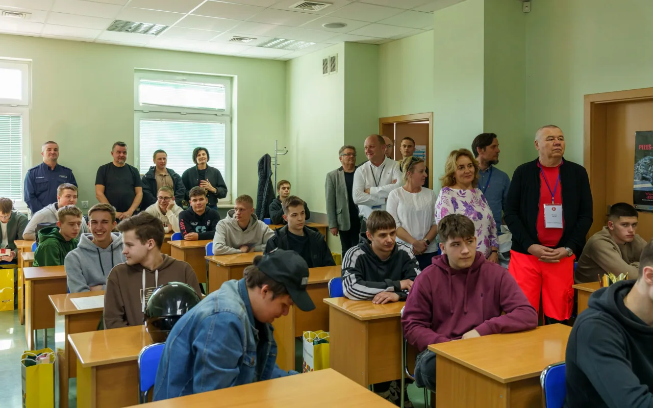 Uczestnicy XXVIII Ogólnopolskiego Młodzieżowego Turnieju Motoryzacyjnego w WORD Skierniewice podczas rywalizacji o awans do finału