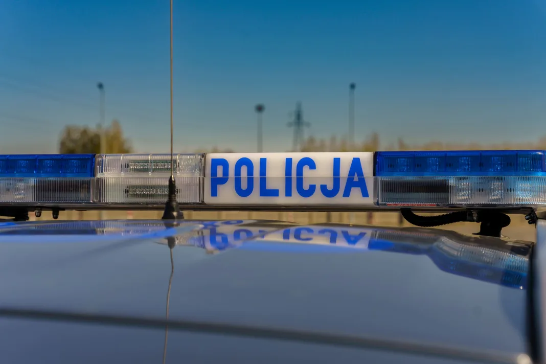 Radiowóz policyjny KMP Skierniewice z włączoną sygnaturą świetlną POLICJA na dachu.