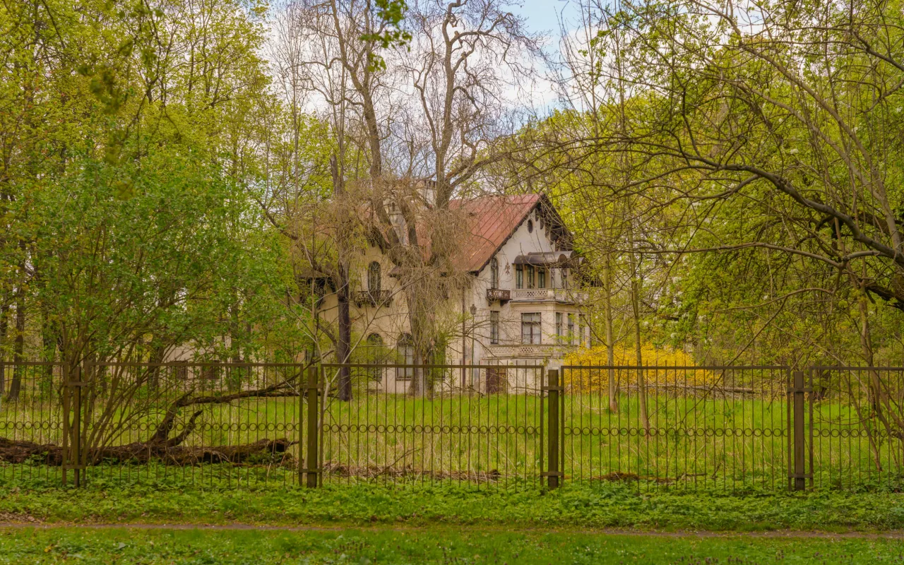 Skierniewice chcą kupić teren przy ul. Waryńskiego z Pałacykiem Myśliwskim Sabediany. W tle pojawia się także temat osady pałacowej.