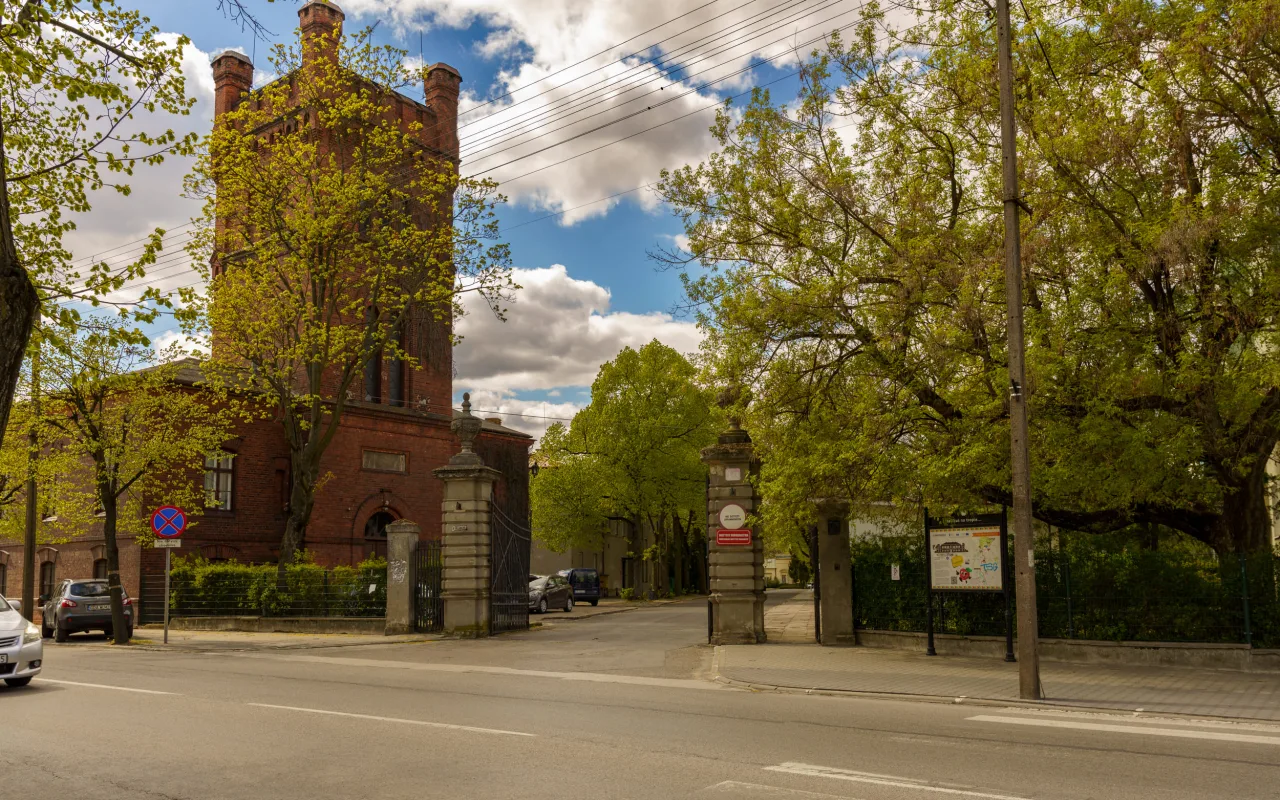 Skierniewice chcą kupić teren przy ul. Waryńskiego z Pałacykiem Myśliwskim Sabediany. W tle pojawia się także temat osady pałacowej.