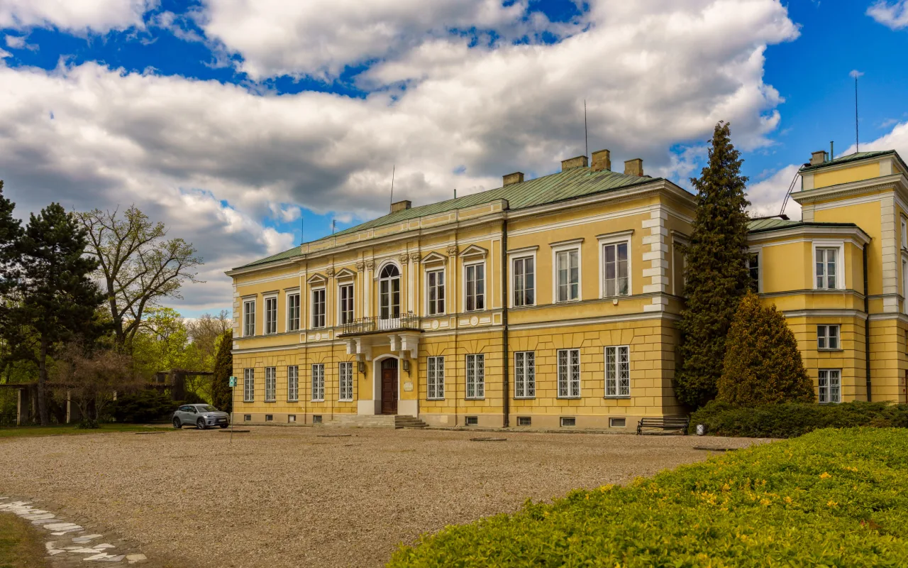 Skierniewice chcą kupić teren przy ul. Waryńskiego z Pałacykiem Myśliwskim Sabediany. W tle pojawia się także temat osady pałacowej.