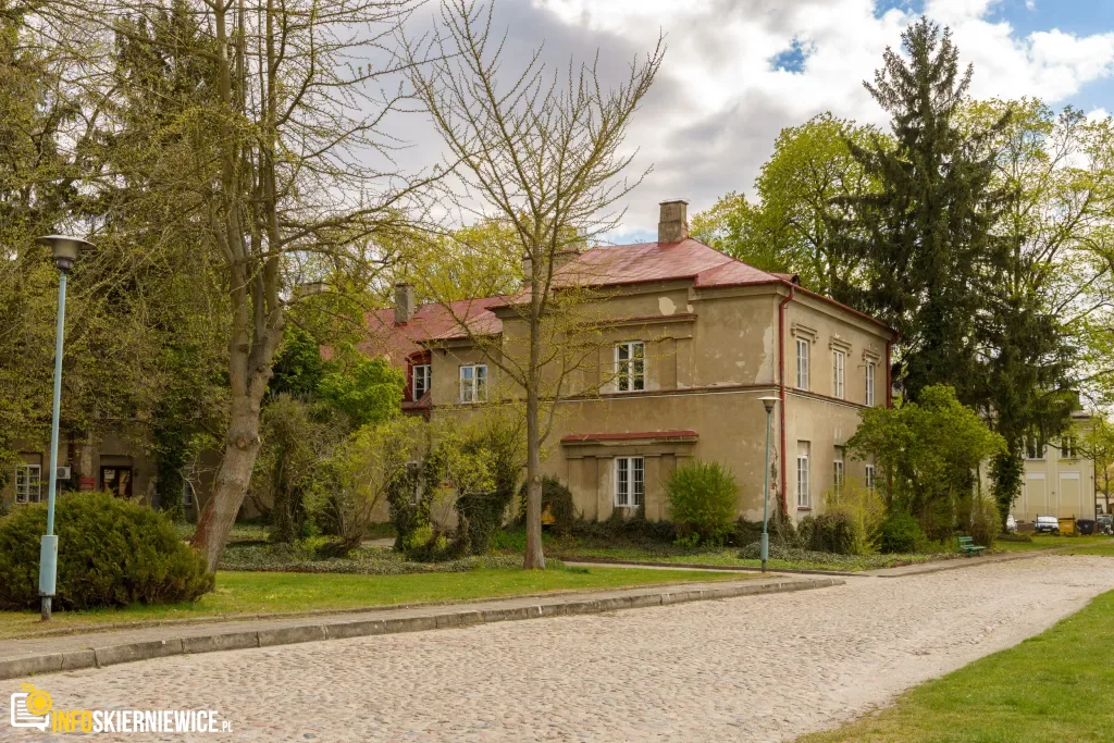 Skierniewice chcą kupić teren przy ul. Waryńskiego z Pałacykiem Myśliwskim Sabediany. W tle pojawia się także temat osady pałacowej.