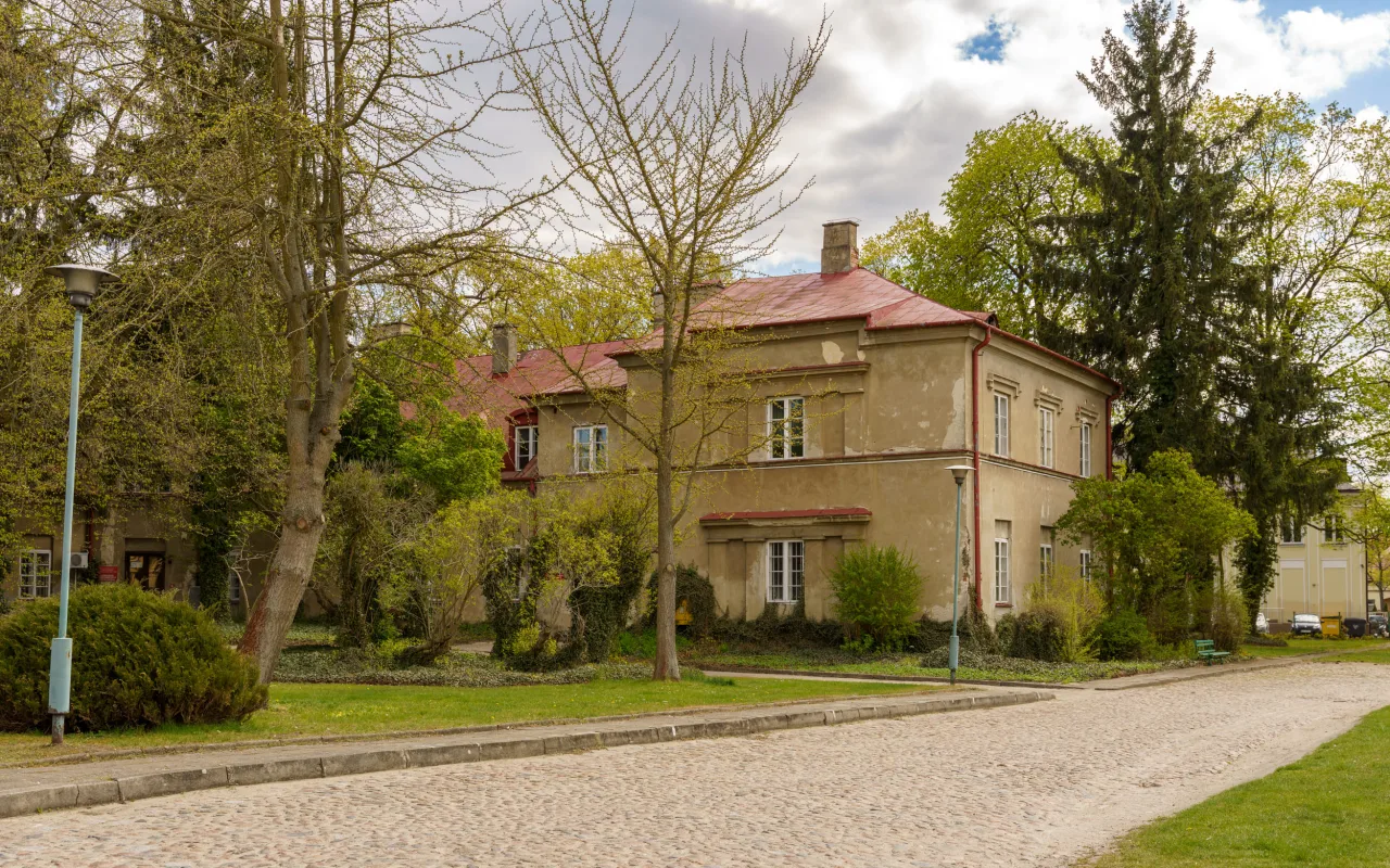 Skierniewice chcą kupić teren przy ul. Waryńskiego z Pałacykiem Myśliwskim Sabediany. W tle pojawia się także temat osady pałacowej.