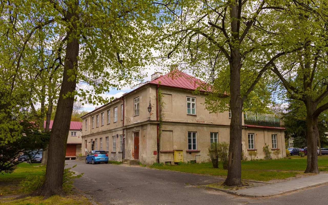 Skierniewice chcą kupić teren przy ul. Waryńskiego z Pałacykiem Myśliwskim Sabediany. W tle pojawia się także temat osady pałacowej.
