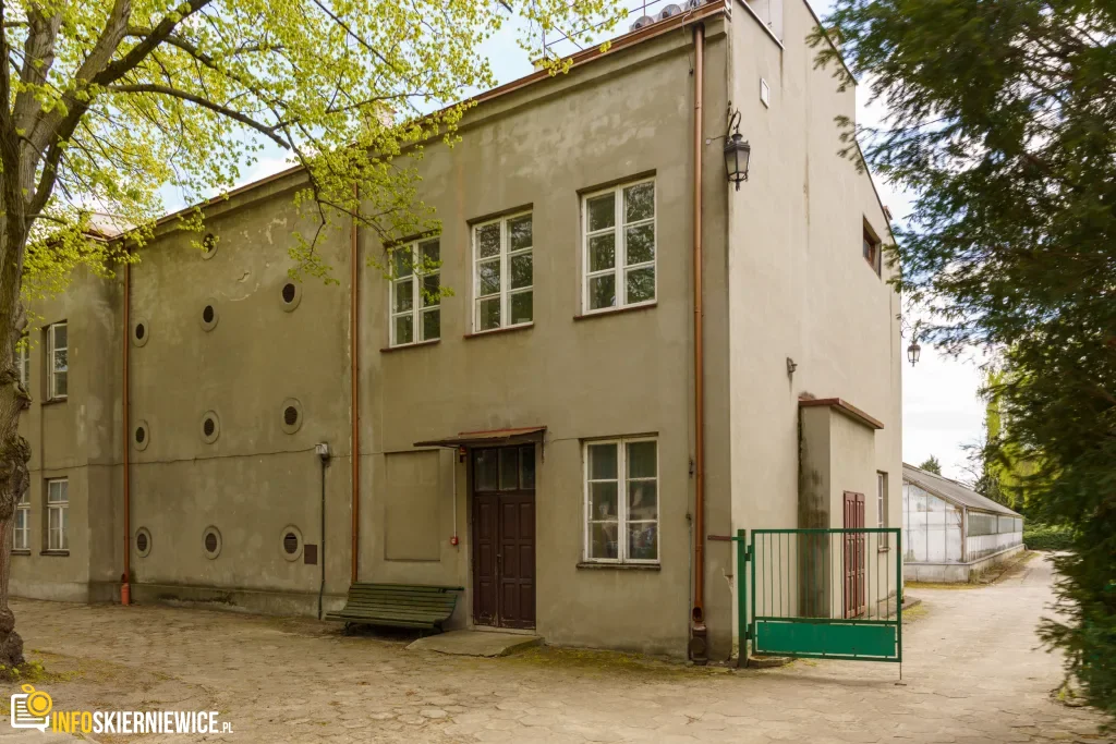 Skierniewice chcą kupić teren przy ul. Waryńskiego z Pałacykiem Myśliwskim Sabediany. W tle pojawia się także temat osady pałacowej.
