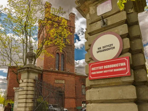 Skierniewice chcą kupić teren przy ul. Waryńskiego z Pałacykiem Myśliwskim Sabediany. W tle pojawia się także temat osady pałacowej.