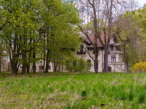 Skierniewice chcą kupić teren przy ul. Waryńskiego z Pałacykiem Myśliwskim Sabediany. W tle pojawia się także temat osady pałacowej.