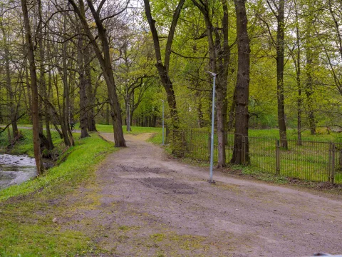 Skierniewice chcą kupić teren przy ul. Waryńskiego z Pałacykiem Myśliwskim Sabediany. W tle pojawia się także temat osady pałacowej.
