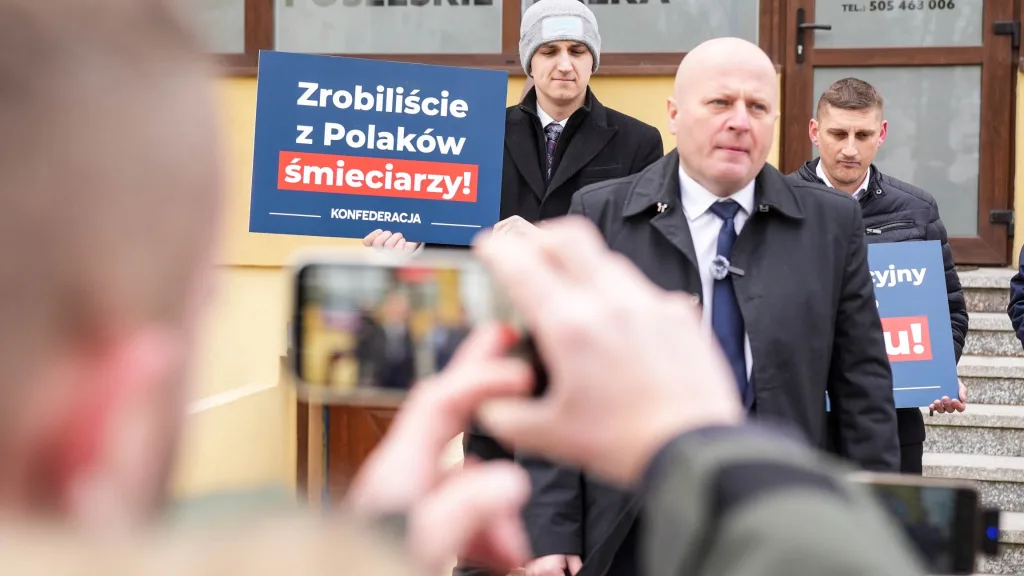 protest konfederacji przed biurem posla salka 1