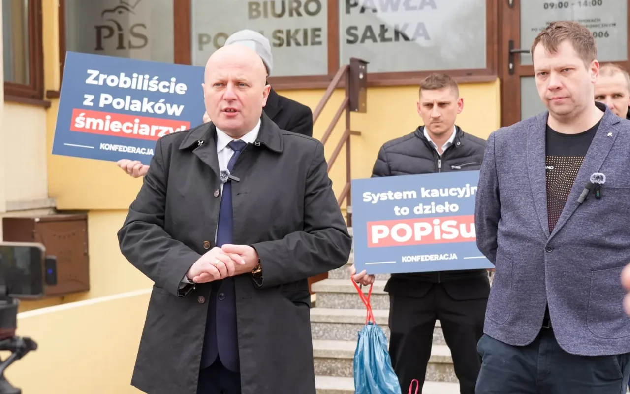 „Zrobili z Polaków śmieciarzy”. Protest Konfederacji przed biurem posła Sałka