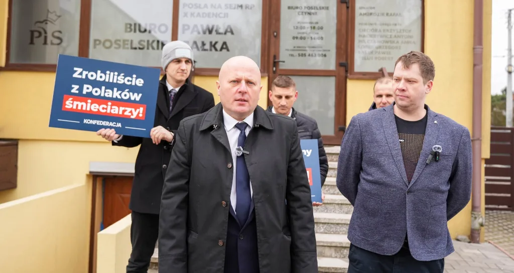 protest konfederacji przed biurem posla salka 5