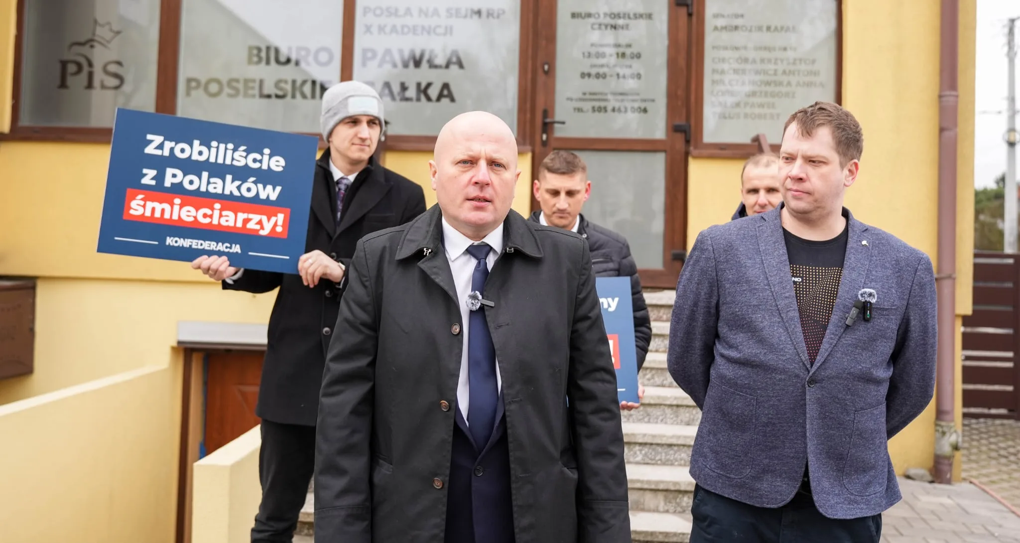 „Zrobili z Polaków śmieciarzy”. Protest Konfederacji przed biurem posła Sałka
