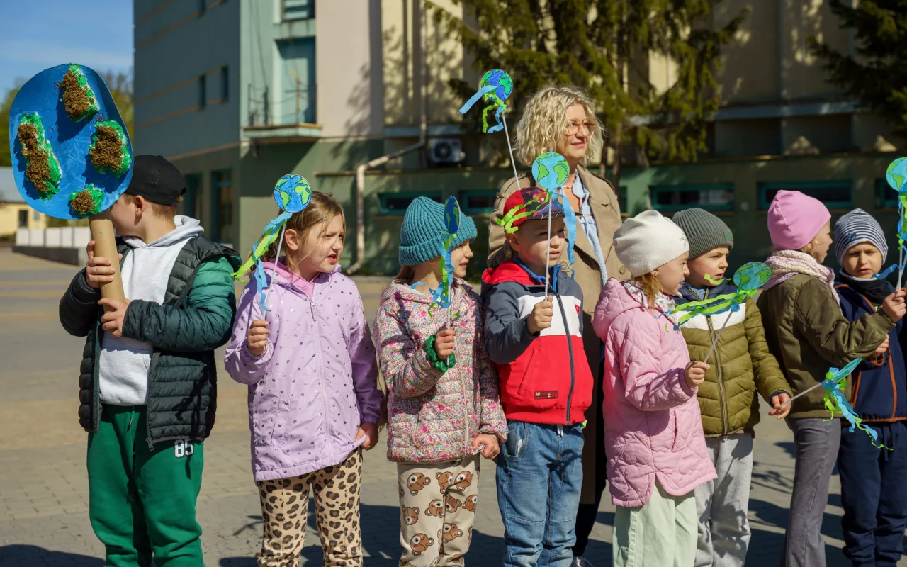 Przedszkolaki z Zielonego Zakątka zazieleniają centrum (1 z 41)