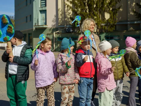 Przedszkolaki z Zielonego Zakątka zazieleniają centrum (1 z 41)