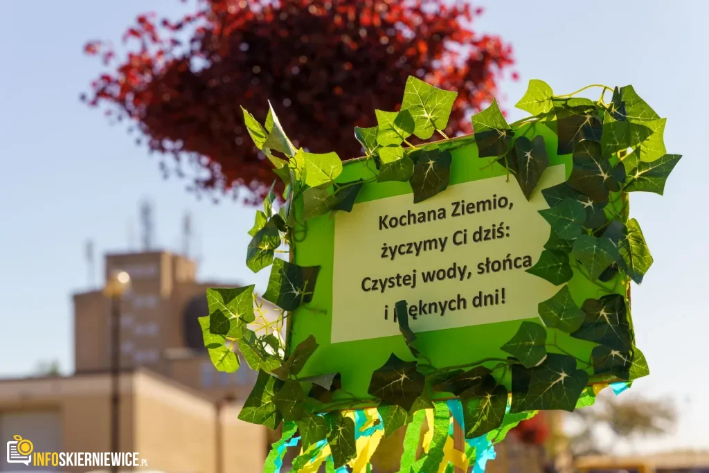 Przedszkolaki z Zielonego Zakątka zazieleniają centrum. Tak Skierniewice uczciły Dzień Ziemi 1 Przedszkolaki z Zielonego Zakątka zazieleniają centrum (10 z 41)