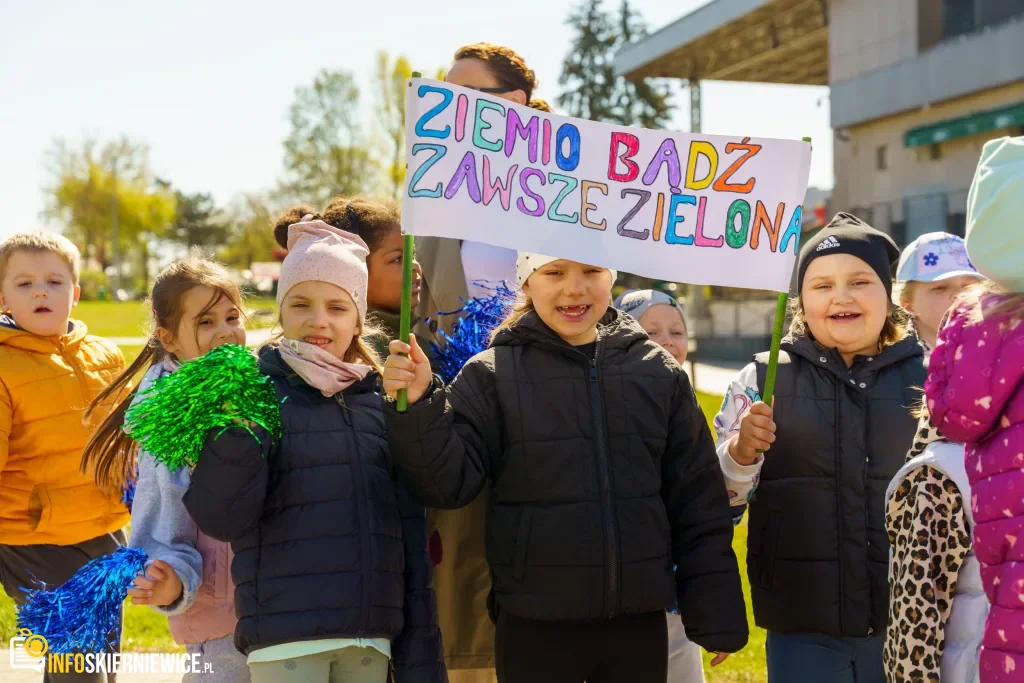 Przedszkolaki z Zielonego Zakątka zazieleniają centrum (13 z 41)