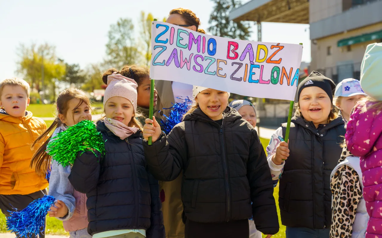 Przedszkolaki z Zielonego Zakątka zazieleniają centrum (13 z 41)