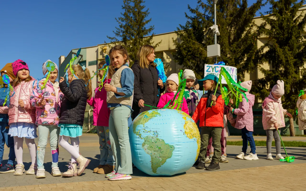 Przedszkolaki z Zielonego Zakątka zazieleniają centrum (19 z 41)