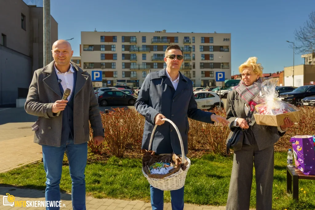 Przedszkolaki z Zielonego Zakątka zazieleniają centrum (25 z 41)
