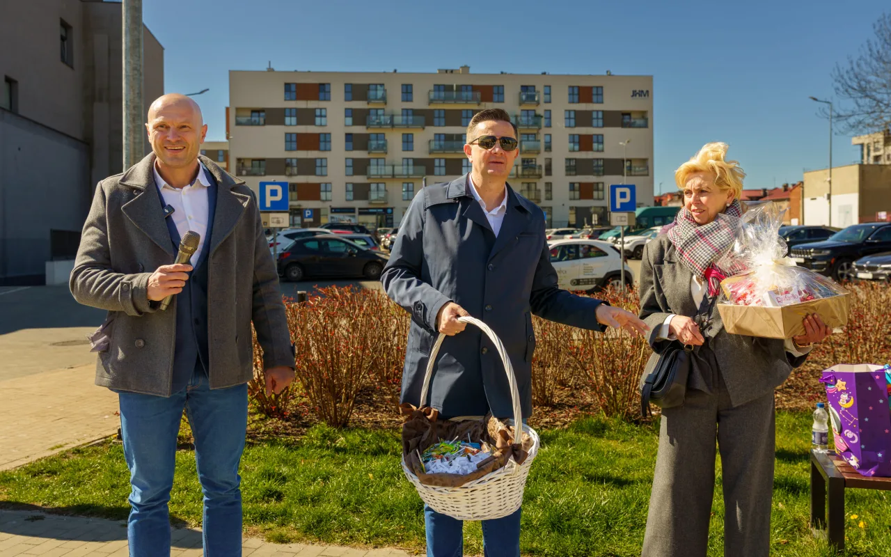 Przedszkolaki z Zielonego Zakątka zazieleniają centrum (25 z 41)