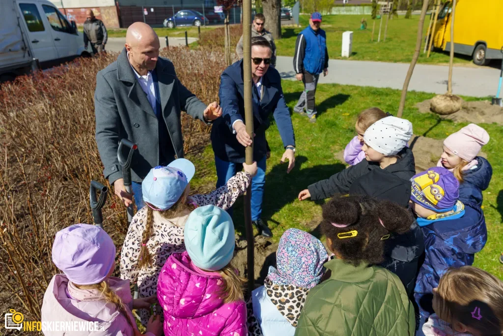 Przedszkolaki z Zielonego Zakątka zazieleniają centrum (31 z 41)