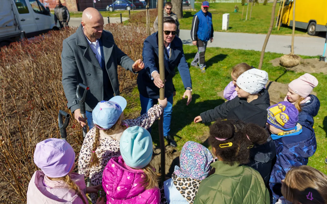Przedszkolaki z Zielonego Zakątka zazieleniają centrum (31 z 41)