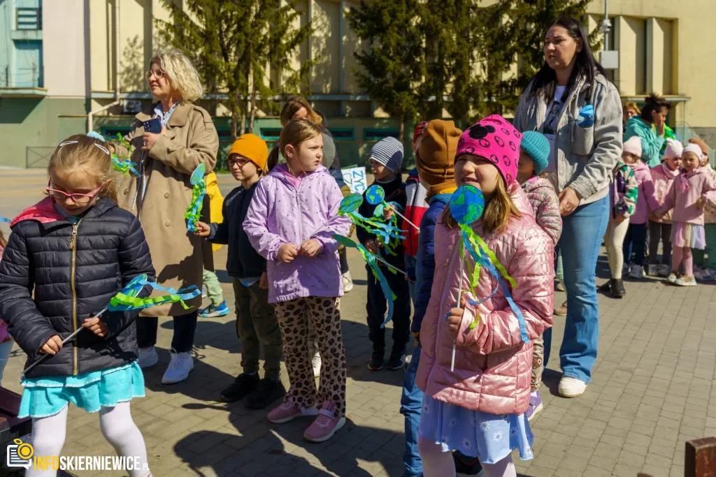 Przedszkolaki z Zielonego Zakątka zazieleniają centrum (32 z 41)