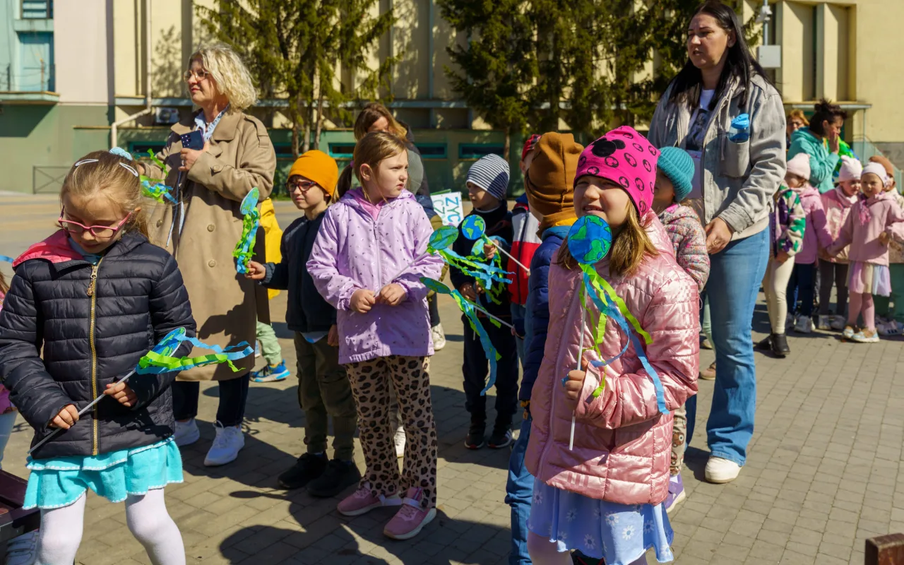 Przedszkolaki z Zielonego Zakątka zazieleniają centrum (32 z 41)