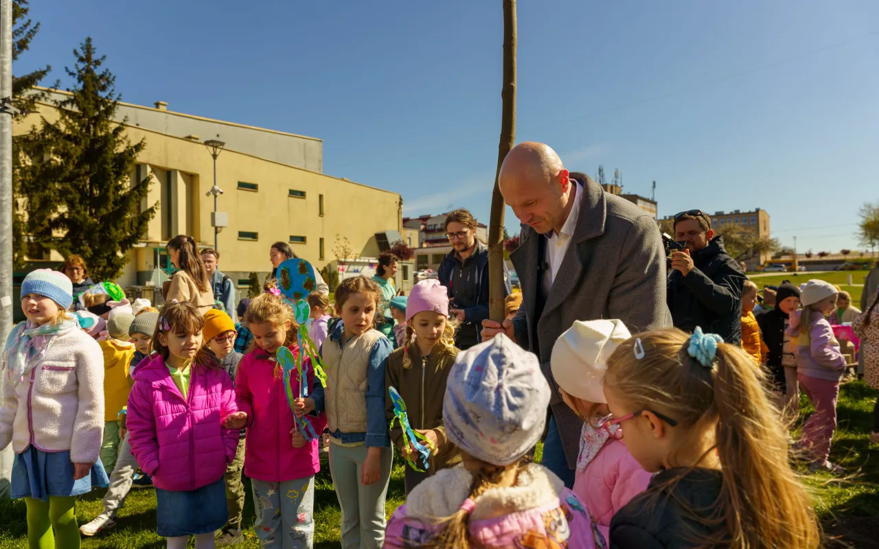 Przedszkolaki z Zielonego Zakątka zazieleniają centrum (38 z 41)