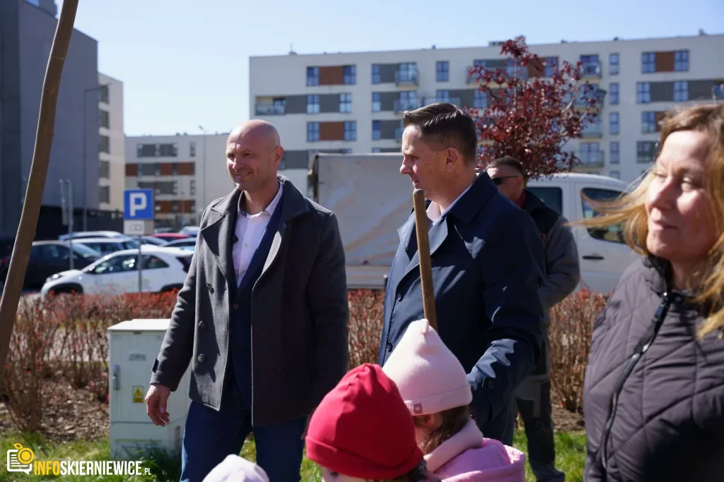 Przedszkolaki z Zielonego Zakątka zazieleniają centrum (41 z 41)